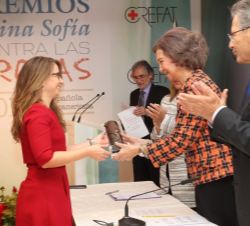 Doña Sofía entrega a Constanza Sánchez, profesora de Relaciones Internacionales en la Universidad Pompeu Fabra, el Premio Investigación y Ensayo