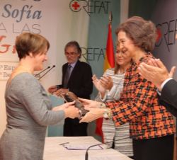 Su Majestad la Reina Doña Sofía hace entrega a María Soledad Soñora, del Premio a la Edición Iberoamericana
