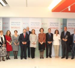 Su Majestad la Reina junto a los premiados por la Fundación para la Atención a las Toxicomanías de Cruz Roja Española (CREFAT) 