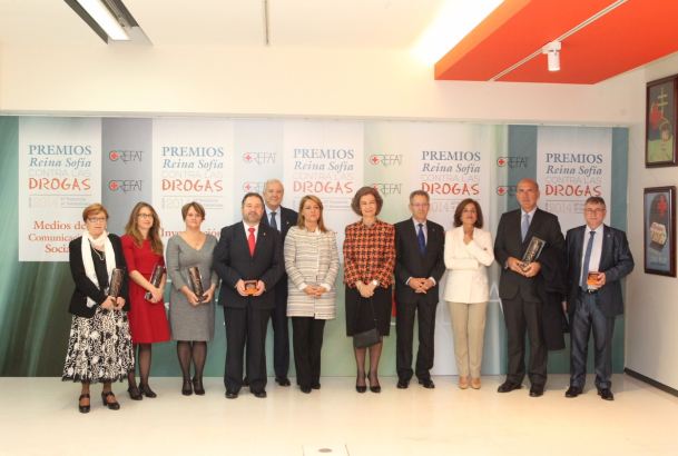 Su Majestad la Reina junto a los premiados por la Fundación para la Atención a las Toxicomanías de Cruz Roja Española (CREFAT) 