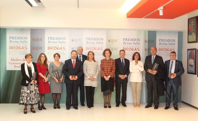 Su Majestad la Reina junto a los premiados por la Fundación para la Atención a las Toxicomanías de Cruz Roja Española (CREFAT) 