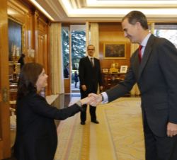 Don Felipe recibe el saludo de la vicepresidenta del Gobierno y ministra de la Presidencia, Soraya Sáenz de Santamaría