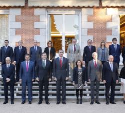 Su Majestad el Rey, con los asistentes a la primera reunión del Patronato Fundación Centro Memorial Víctimas del Terrorismo
