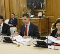Don Felipe, junto al presidente del Gobierno, Mariano Rajoy, y la vicepresidenta del Gobierno y ministra de la Presidencia, Soraya Sáenz de Santamaría
