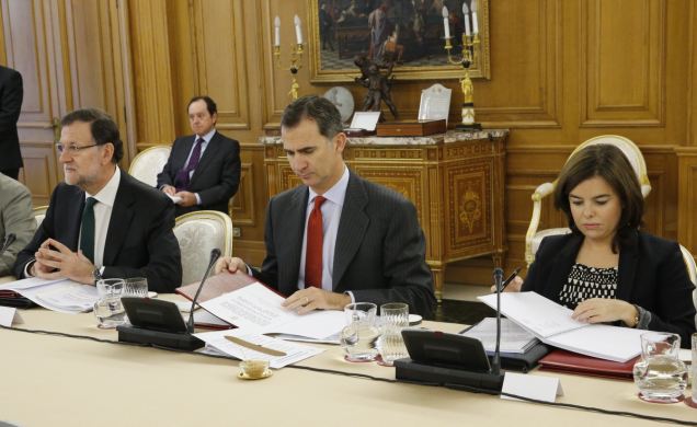 Don Felipe, junto al presidente del Gobierno, Mariano Rajoy, y la vicepresidenta del Gobierno y ministra de la Presidencia, Soraya Sáenz de Santamaría