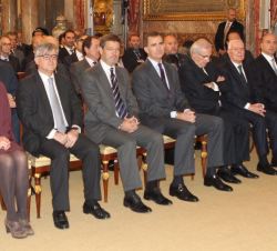 Su Majestad el Rey en la primera fila de asientos durante el acto
