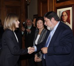 Su Majestad la Reina recibe el saludo de uno de los asistentes al seminario, el catedratico de pediatría de la Universidad Autónoma de Madrid y jefe d