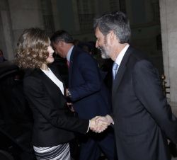 Su Majestad la Reina recibe el saludo del presidente del Tribunal Supremo y del Consejo General del Poder Judicial, Carlos Lesmes, a su llegada a la R