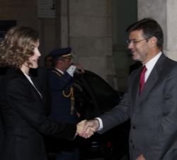 Su Majestad la Reina recibe el saludo del ministro de Justicia, Rafael Catalá, a su llegada a la Real Academia de Bellas Artes de San Fernando para la