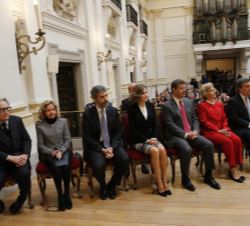 Su Majestad la Reina con las autoridades asistentes a la entrega de premios en el salón de actos de la Real Academia de Bellas Artes de San Fernando