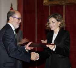 Doña Letizia hace entrega del galardón en la categoría "Actuación empresarial" al presidente de Pelayo, José Boada, en representación de Seg