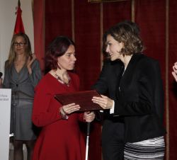 Doña Letizia hace entrega del galardón en la categoría "Medios de comunicación" a la secretaria y directora General de FSC-Inserta, Solidari