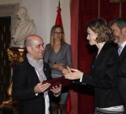 Doña Letizia hace entrega del galardón en la categoría "Instituciones" a la representante de Plena Inclusión España, Jordà Vives, en represe