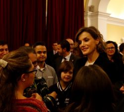 Su Majestad la Reina conversa a algunos chicos y chicas de Grupo Envera, estudiantes de formación profesional y educación secundaria