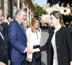 Doña Letizia recibe el saludo del ministro de Educación, Cultura y Deporte, en presencia de la presidente de la Junta de Andalucía y el delegado del G