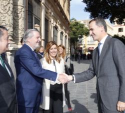 Don Felipe recibe el saludo del ministro de Educación, Cultura y Deporte, en presencia de la presidente de la Junta de Andalucía y el delegado del Gob