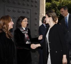 Doña Letizia recibe el saludo de la consejera de Cultura de la Junta de Andalucía, junto a la directora del Museo de Bellas Artes de Sevilla, a la ent