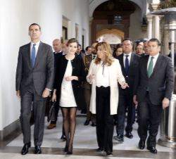 Doña Letizia conversa con la presidenta de la Junta de Andalucía, en presencia de Don Felipe y el delegado del Gobierno en Andalucía
