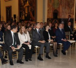 Los Reyes, en la primera fila de asientos, junto al resto de autoridades y asistentes