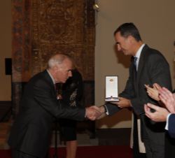 Su Majestad el Rey entrega el galardón a Alfonso del Amo García