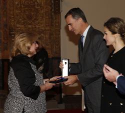 Don Felipe entrega el galardón concedido a Juan Claudio Cifuentes de Benito "Cifu" a su viuda, Isabel Zaro