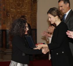 Doña Letizia entrega el galardón a Victoria Civera Redondo
