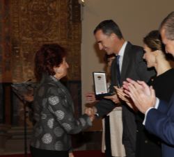 Su Majestad el Rey entrega el galardón a María Corral Lopez Dóriga