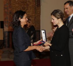 Su Majestad la Reina entrega el galardón concedido a la Federación Española de Amigos de los Museos a su presidenta, Elsa Amatriaín