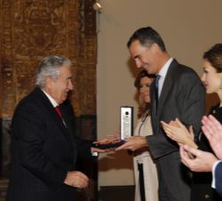 Don Felipe entrega el galardón a Álvaro Fernández Villaverde