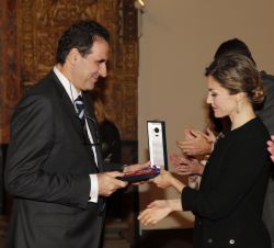Doña Letizia entrega el galardón a Gabriele Maria Finaldi