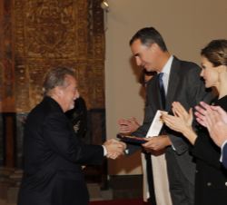 Su Majestad el Rey entrega el galardón a Manuel Galiana Martínez
