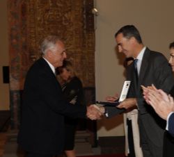 Don Felipe entrega el galardón a Gaël de Guichen