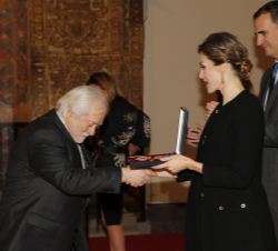 Su Majestad la Reina entrega el galardón a Manuel Muñoz Alcón "Manolo Sanlúcar"