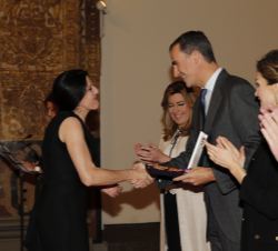 Don Felipe entrega el galardón a María Jesús Pagés Madrigal