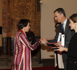 Su Majestad el Rey entrega el galardón a Ángela García de Paredes