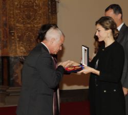 Su Majestad la Reina entrega el galardón a Ignacio García Pedrosa
