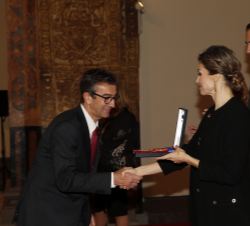 Doña Letizia entrega el galardón concedido a Rafael Sánchez Ferlosio al decano de Filosofía de la Universidad de Sevilla, Manuel Barrios