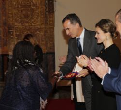 Su Majestad el Rey entrega el galardón concedido a Manuel Serrat Crespo a su viuda, Agnès Agboton