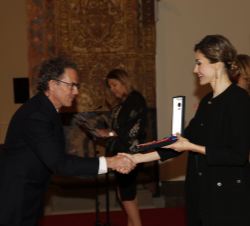 Su Majestad la Reina entrega el galardón a José María Sicilia Fernández-Shaw