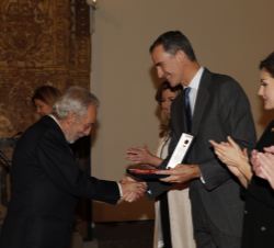 Don Felipe entrega el galardón concedido a la Fundación Teatro de La Abadía a su director, José Luis Gómez