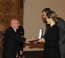 Bruno Turner recibe el saludo de Don Felipe mientras Doña Letizia le entrega el galardón