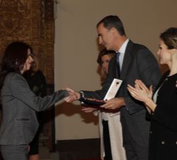 Su Majestad el Rey entrega el galardón concedido a Isidoro Valcárcel Medina a su hija, Rais Valcárcel 