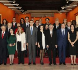 Los Reyes, la presidenta de la Junta de Andalucía y el ministro de Educación, Cultura y Deporte, con los premiados