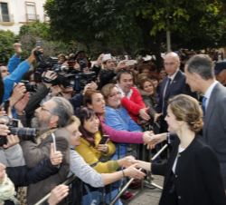 Los Reyes saludan a los ciudadanos que acudieron a recibirles