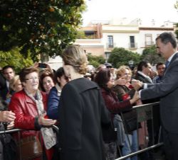 Los Reyes saludan a los ciudadanos que acudieron a recibirles