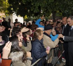Don Felipe saluda a los ciudadanos que acudieron a recibir a los Reyes