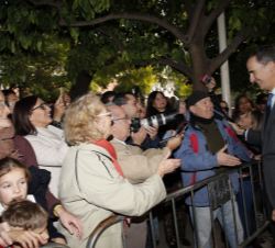 Don Felipe saluda a los ciudadanos que acudieron a recibir a los Reyes