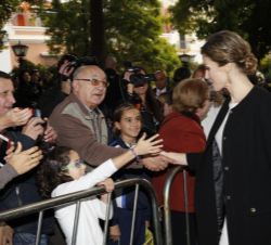 Doña Letizia saluda a los ciudadanos que acudieron a recibir a los Reyes