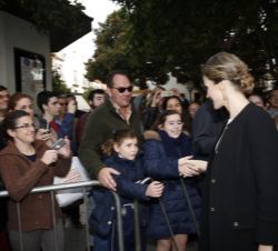 Doña Letizia saluda a los ciudadanos que acudieron a recibir a los Reyes