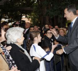 Don Felipe saluda a los ciudadanos que acudieron a recibir a los Reyes